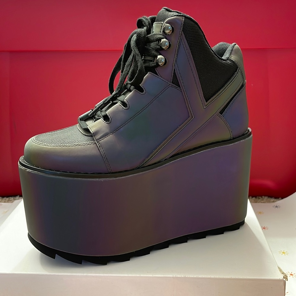 Unique Reflection platform sneaker size 8 never worn